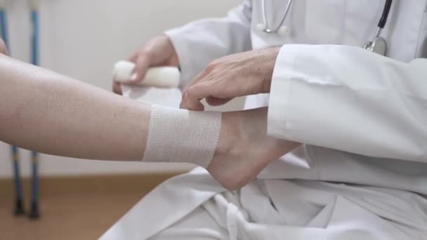 Νεαρή Τραυματισμένη Γυναίκα Επισκέπτεται Τραυματολόγο Γιατρός Εφαρμογή Ελαστικός Επίδεσμος Στο — Αρχείο Βίντεο