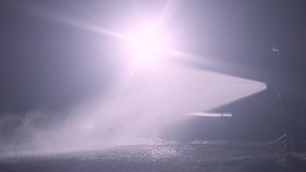 Onherkenbare Brandweerman Silhouet Met Waterslang Bestrijding Van Een Brand Van — Stockvideo