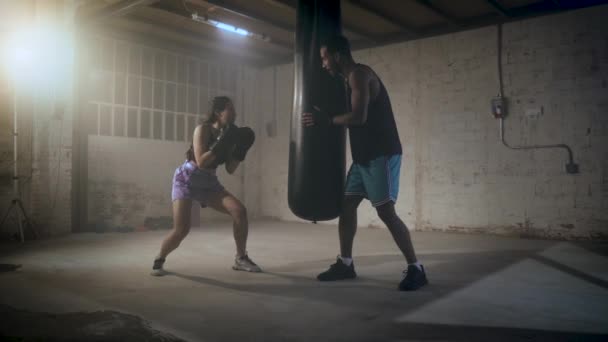 フィットと強力な多文化カップルは ジムで一緒にボクシングを練習健康とユニットを促進します 本物の人々スポーツの概念 高品質の写真 — ストック動画