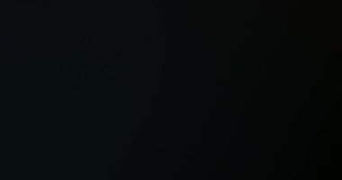 Sinema merceği siyah soyut arkaplanda ışık sızıntısı oluşturur. Küresel Optik Renkli Işık. Yüksek kalite 4k görüntü