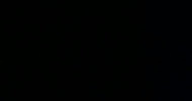 Siyah soyut arkaplanda parlak bir ışık sızıntısı var. Küresel Optik Prizma Işık Yüksek Kaliteli 4k görüntü