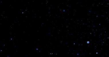 Siyah kaplama üzerinde parlayan toz parçacıkları. Parlak bokeh parçacıkları. RED kamerayla ağır çekimde çekildi. Yüksek kalite 4k görüntü