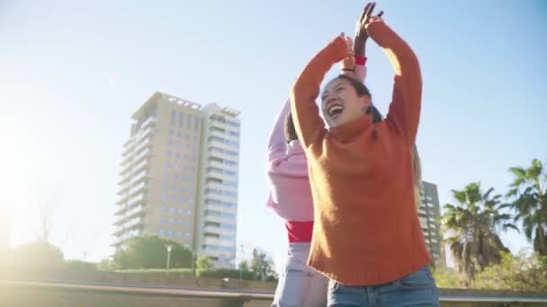 Трое Друзей Празднуют Поднятие Рук Прыжки Танцы Смех Открытом Воздухе — стоковое видео