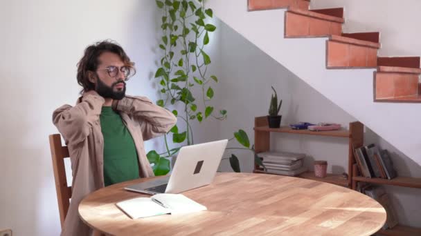 Een Man Die Thuis Met Een Laptop Werkt Die Zich — Stockvideo