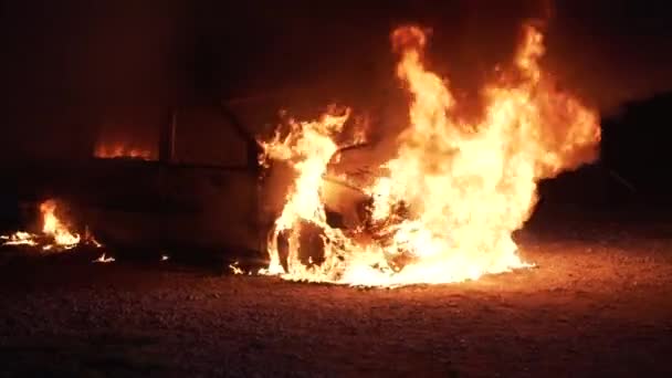 Hořící Auto Noci Hoří Transportní Exploze Vysoce Kvalitní Záběry — Stock video
