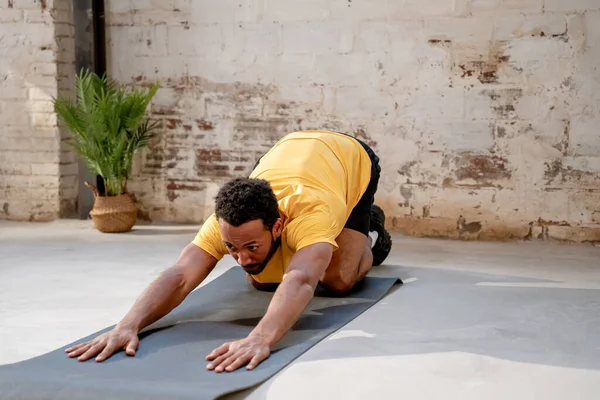Jongeman Die Yoga Beoefent Zittend Achterover Een Industriële Sportschool Hoge Rechtenvrije Stockfoto's