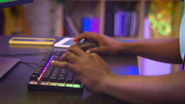 Closeup Homem Negro Jogando Videogames Ação Computador Imagens Alta Qualidade — Vídeo de Stock