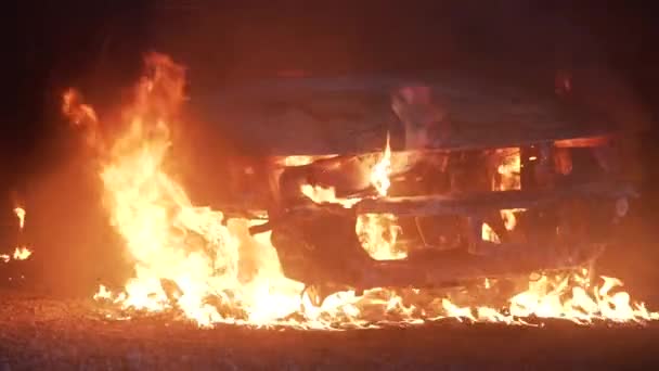 Filmaufnahmen Eines Fahrzeugs Das Nach Einem Autounfall Der Nacht Flammen — Stockvideo