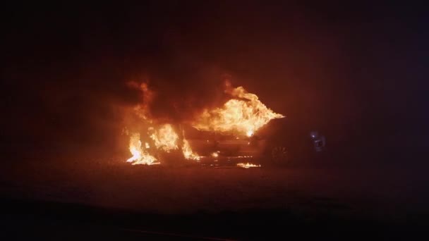 汽车在夜间撞车后失火起火 高质量的4K镜头 — 图库视频影像
