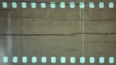 Kahverengi arka planda karalama grunge çizgileri olan film şeridi. Toz ve çizikler. Yüksek kalite 4k görüntü