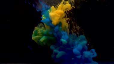 Siyah arka planda suya karıştırılmış mavi ve sarı mürekkep. Metin için soyut ekran koruyucu kopyalama alanı. Yüksek kalite 4k görüntü