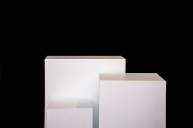 Ürün fotoğrafçılığı. Siyah arka plana karşı beyaz üsler. Yüksek kalite fotoğraf