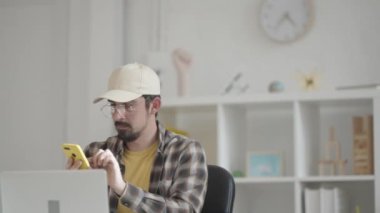 Evden bir adam aradı. Yüksek kalite 4k görüntü