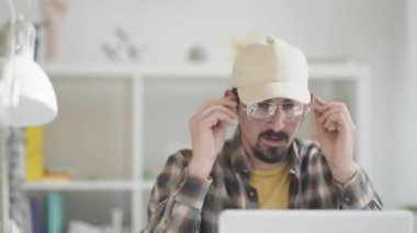 Evden uzakta çalışan bir adam. Yüksek kalite 4k görüntü