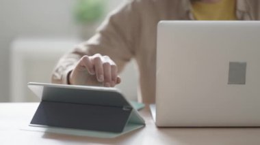 Evden uzakta çalışan serbest çalışan bir işçi. Millennial bilgisayar masasında çalışıyor. Yüksek kalite 4k görüntü