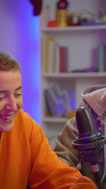 Genç arkadaşlar radyo programında mutlu bir performans sergiliyorlar. Yüksek kaliteli FullHD görüntüler