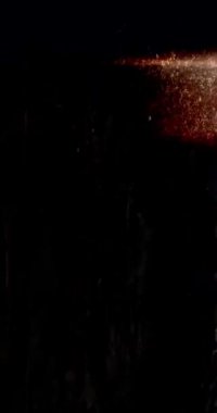 Dikey video sıcaklığı eski tip film 4K efekti yakıyor. Yüksek kalite 4k görüntü