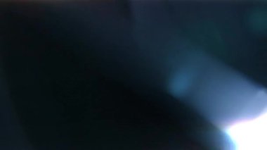 Sinema merceği siyah soyut arkaplanda ışık sızıntısı oluşturur. Toz ve çizikler karalama kaplaması. Yüksek kalite 4k görüntü