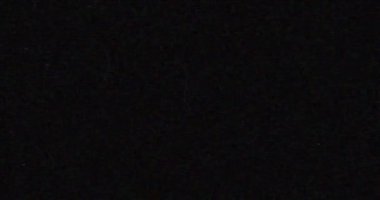 Hasarlı film yüzeyinde gürültü, toz ve tahıl. Dinamik film yuvarlanma etkisi. 16mm, 35mm bant desenli. Aşırı açıkta kalan şeritlerin retrovintage etkisi. Yüksek kalite 4k görüntü