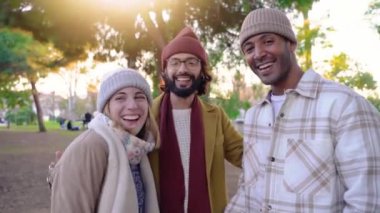 Neşeli bir arkadaş grubu dışarıda birlikte eğleniyor. Yüksek kalite 4k görüntü