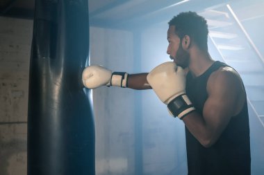 Boks boksörü, spor salonunda kum torbasına vurur. Yüksek kalite fotoğraf
