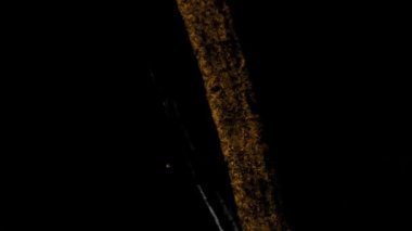 Grunge karalama dokusu. Eski hasarlı yüzeyi toz ve çizikler beyaz arka planda ters etki yaratıyor. Yüksek kalite 4k görüntü