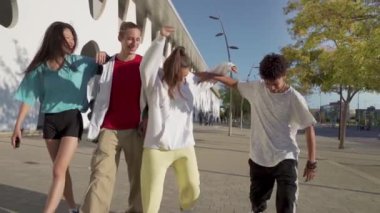 Sokakta birbirini sevgiyle kucaklayan çok ırklı, mutlu genç arkadaşlar grubu. Yüksek kaliteli FullHD görüntüler