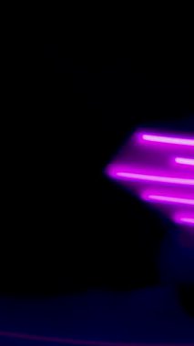 Neon hatları hızlı geçiş hareketleri reklamlar, müzik videoları ve sunumlar için grafikler. Renkli dinamik kaplama 4K.