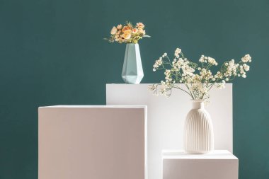 Ürün fotoğrafçılığı. Çiçekli yeşil arka plana karşı beyaz üsler. Yüksek kalite fotoğraf