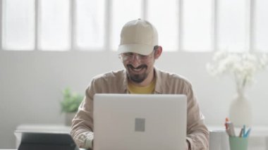 Gözlüklü orta yaşlı bir adam video konferansında çalışıyor iş arkadaşlarıyla, mülakatla ya da ailesiyle sohbet ediyor. Uzaktan iletişim konsepti. Yüksek kalite 4k görüntü