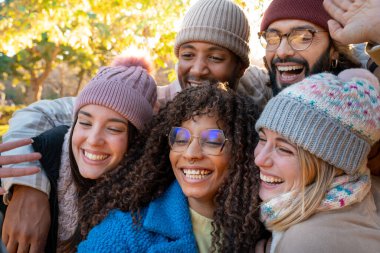 Neşeli bir grup arkadaş selfie çekiyor. Mutlu insanlar tatilde dışarıda birlikte eğleniyorlar. Toplum kavramı, gençlik yaşam tarzı ve arkadaşlık. Yüksek kalite fotoğraf