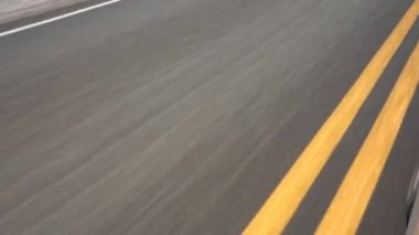 Otoyolda bir arabanın olduğu bir video hareketi simgeliyor. Yaratıcılık için bulanık bir yol imajına kayıyor ve yolculuğun ve ilerlemenin vurgulandığı bir yolun kapanışıyla bitiyor.