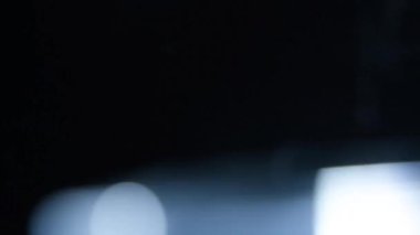 Lens patlamaları ve ışık sızıntıları geçmişe dönük eski filmlerin 4K efektini yakıyor. Yüksek kalite 4k görüntü