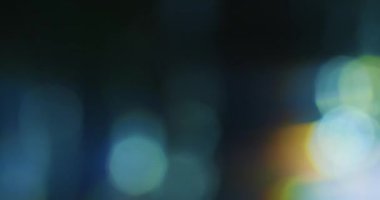 Hafif organik efekt arka planı sızdırır. Etrafında yanıp sönen mercekler soyut bir arka plan animasyonu oluşturuyor. Yüksek kalite 4k görüntü