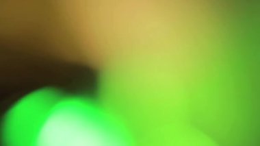 Geçiş Işığı. Siyah arkaplanda parlak bir ışık sızıntısı var. Yüksek kalite 4k görüntü