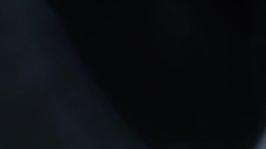 Işık Dönüşümü. Siyah arkaplanda parlak bir ışık sızıntısı var. Yüksek kalite 4k görüntü