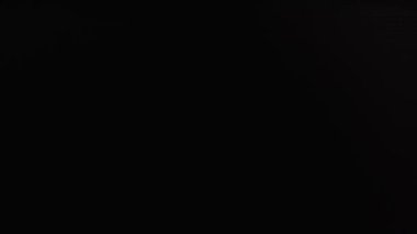 Işık sızıntısı 4K görüntüsü. Lens parlaklığı bokeh örtüleri, yanan alev arka planı. Görüntülerinizi birleştirmek, videoyu biçimlendirmek, dönüşümleri sağlamak için. Odaklanmış lamba flaş ışını etkisi. Işık titreşimleri. Yüksek