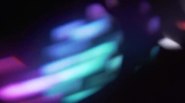 Kristal prizma parlak gökkuşağı renklerinde ışığı kırıyor. Elmas neon mor holografik hipnotik arka plan. Cam serpintisi. Yüksek kalite 4k görüntü