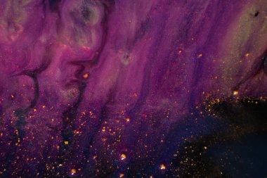 Manzara, bir tabloyu andıran mor ve morumsu yıldızlardan oluşan bir galaksi ile karanlık bir gökyüzünü tasvir eder. Su, çimenli bir desen ile çevrili menekşe renklerini yansıtır.