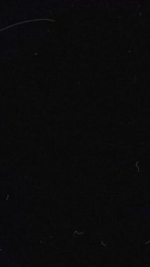 Geçişler Işık Sızıntısı ve grunge tozu dikey sinematik objektifler siyah zemin üzerinde parlıyor. Yüksek kalite 4k görüntü