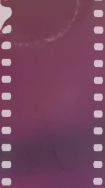 Hasarlı film yüzeyinin dikey arka planında karalama, çizik, gürültü ve tahıl. Yüksek kalite 4k görüntü