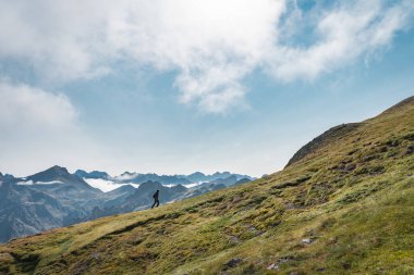 Büyük dağa doğru yürüyen küçük bir adam. Yüksek kalite fotoğraf