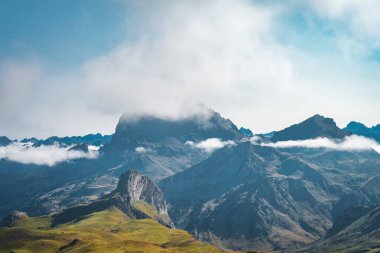 Güzel dağ manzaralı gün batımı. Dağların üzerinde renkli bir gökyüzünün manzarası. Macera yolculuğu konsepti. Yüksek kalite fotoğraf