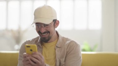 Mutlu Adam kazananı akıllı telefonuyla kutluyor. İyi haberler okuyan adam, koltukta oturan Zafer. Yüksek kalite 4k görüntü