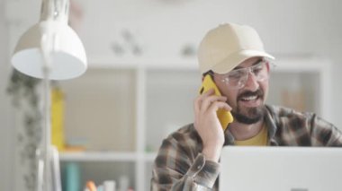 Mutlu, güler yüzlü, tasasız, olumlu konuşan cep telefonlu, dost canlısı, güler yüzlü, neşeli, sıradan bir konuşma. Yüksek kalite 4k görüntü