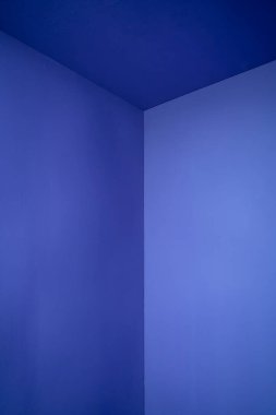 Ürün sunumu için en düşük arkaplan modeli. Odanın köşesi narin mavi renk. Yüksek kalite fotoğraf