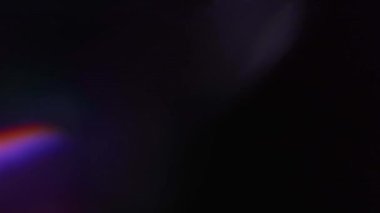 Green Lights Sızıntıları 'nın Kara Arkaplan' daki görüntüsü. Bokeh 'in Hareketi' ni kabul et. Doğal Işıklandırma Lambası Bokeh Etkisi. Arkaplan Birleşimi. 4K Çözünürlük. Prizma Işıkları.