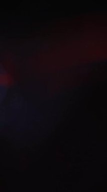 Işık sızıntısı 4K görüntüsü. Lens parlaklığı bokeh örtüleri, yanan alev arka planı. Görüntülerinizi birleştirmek, videoyu biçimlendirmek, dönüşümleri sağlamak için. Odaklanmış lamba flaş ışını etkisi. Işık titreşimleri. Yüksek