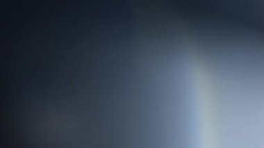 Işık bokeh etkisi arka planından sızar. Cam mercekler hızlı bir şekilde alev alır. Yüksek kalite 4k görüntü