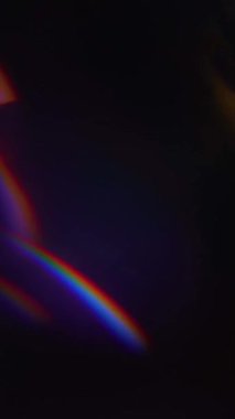 Işık sızıntısı 4K görüntüsü. Lens parlaklığı bokeh örtüleri, yanan alev arka planı. Görüntülerinizi birleştirmek, videoyu biçimlendirmek, dönüşümleri sağlamak için. Odaklanmış lamba flaş ışını etkisi. Işık titreşimleri. Yüksek